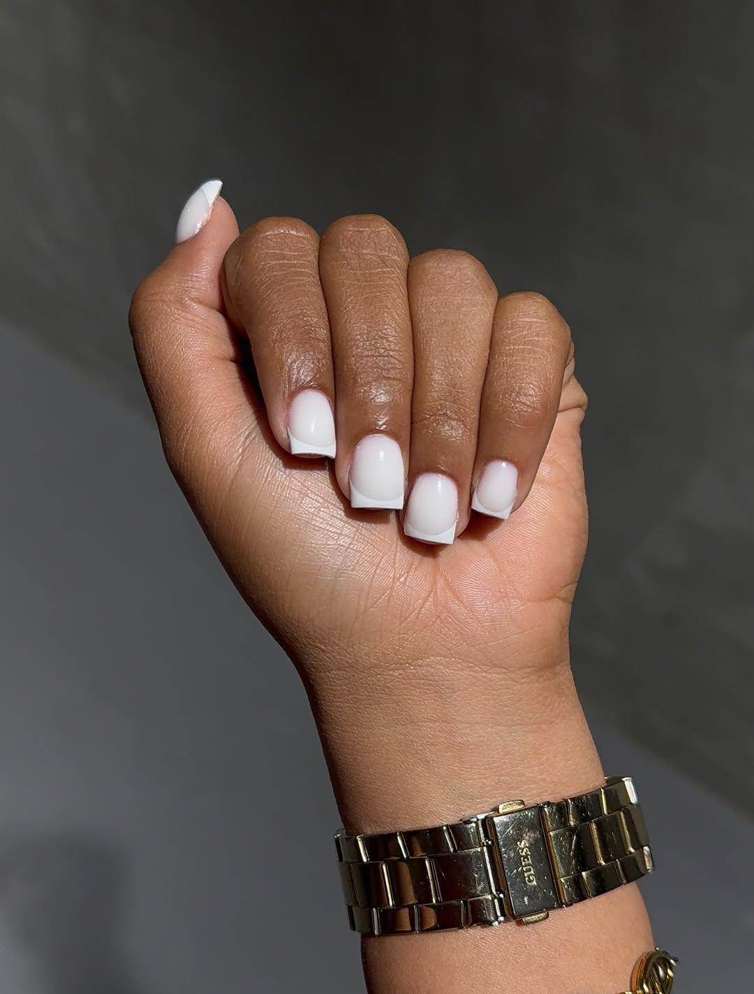 Milky French glossy — ongles carrés élégants