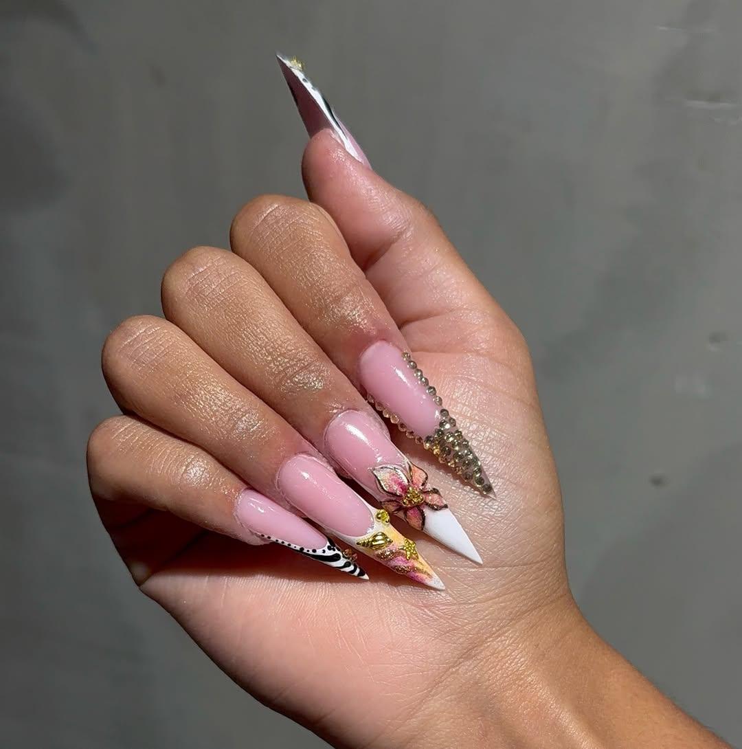 Nail art stiletto — strass, fleurs 3D et zèbre